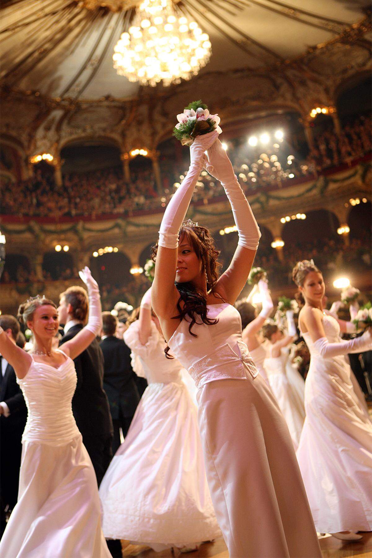 Ort: Grazer Oper Einlass: 19 Uhr, Eröffnung: 21.30 Uhr  Dresscode für Damen: große Abendgarderobe, langes Ballkleid Dresscode für Herren: Frack, Smoking, Galauniform  www.opernredoute.com