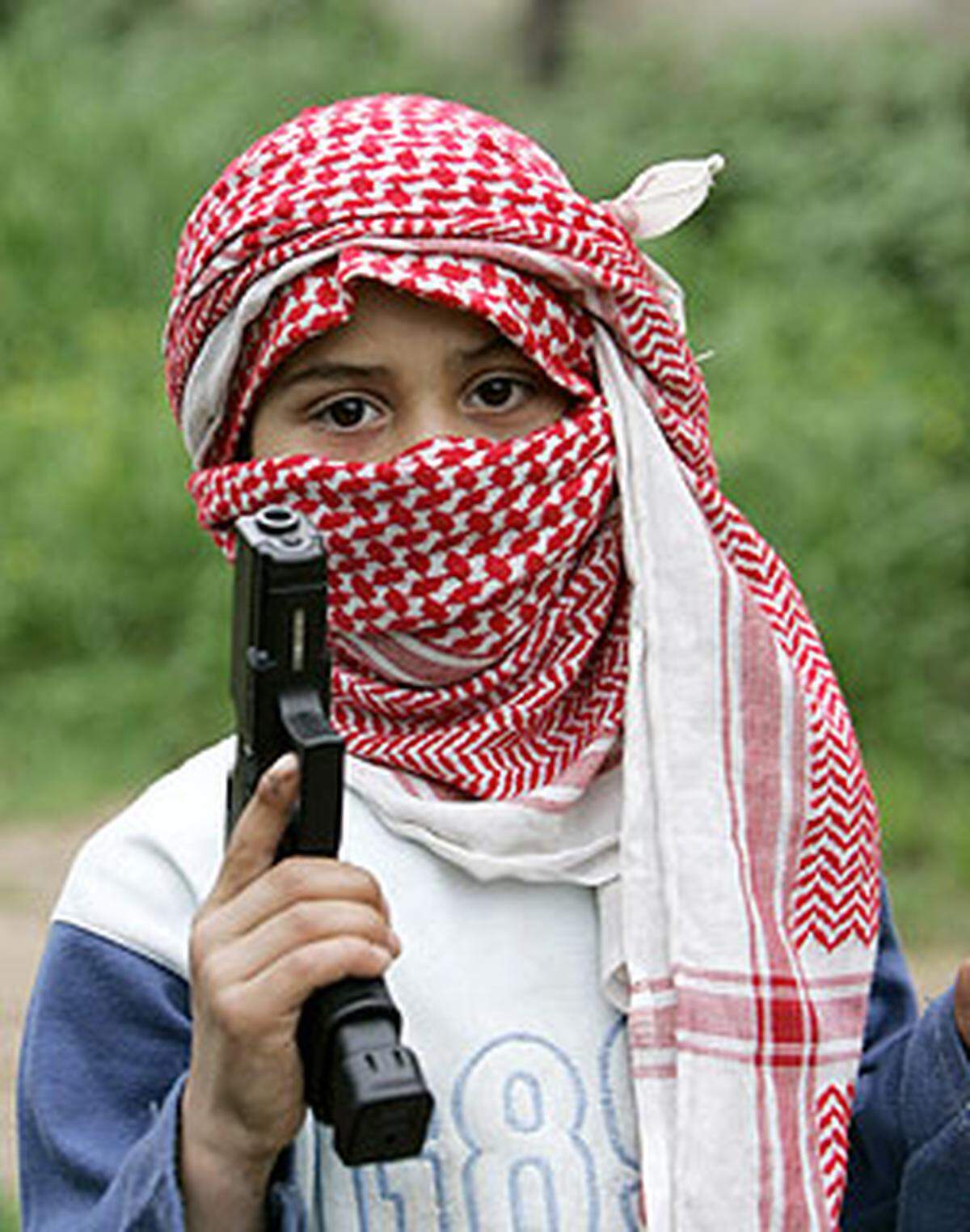 Das Zusatzprotokoll ist bisher von 122 Staaten unterzeichnet worden; 111 haben es ratifiziert, darunter auch Österreich.Ein palästinensisches Kind in einem Trainingscamp der Fatah al-Islam in Nahr al-Bared, 2007