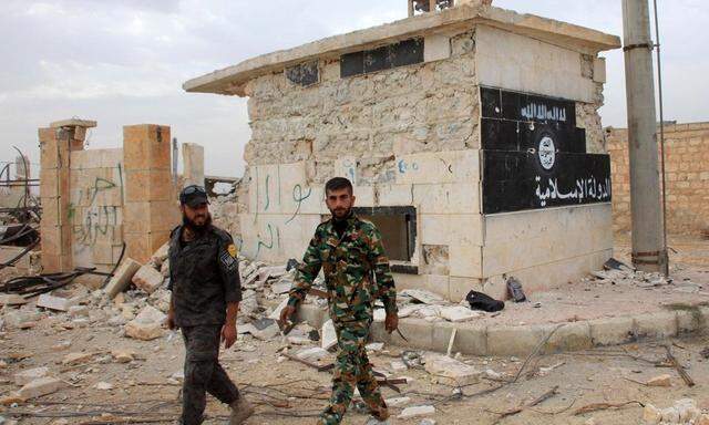 Kämpfe zwischen Milizen des Islamischen Staats (IS) und Rebellen