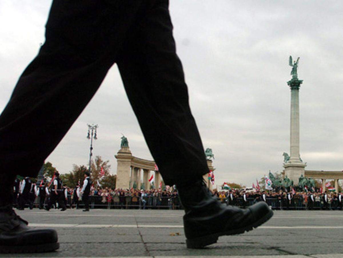 Jobbik ist der politische Arm der paramilitärischen Ungarischen Garde. Sie tritt öffentlich in schwarzen Uniformen auf, deren Aussehen an jenes der nationalsozialistischen Pfeilkreuzler erinnert. Die Garde hält in kleineren Ortschaften und Roma-Siedlungen regelmäßige Aufmärsche ab.