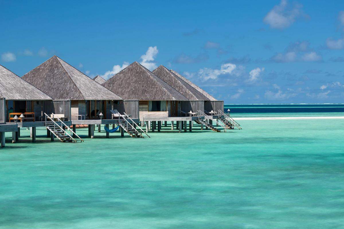 Türkisblaues Wasser, weißer Sandstrand und eine artenreiche Unterwasserwelt machen die Malediven zu einer traumhaften Reisedestination. Mit Temperaturen bis zu 31 Grad, ebenfalls 9 Stunden Sonne und einem 28 Grad warmen Meer kann nichts schief gehen.