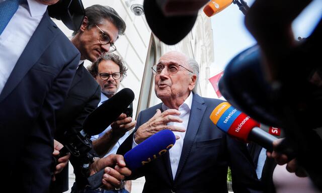 Der frühere Fifa-Präsident Sepp Blatter hat die Vergabe der Fußball-WM 2030 an sechs Länder auf drei unterschiedlichen Kontinenten scharf kritisiert.