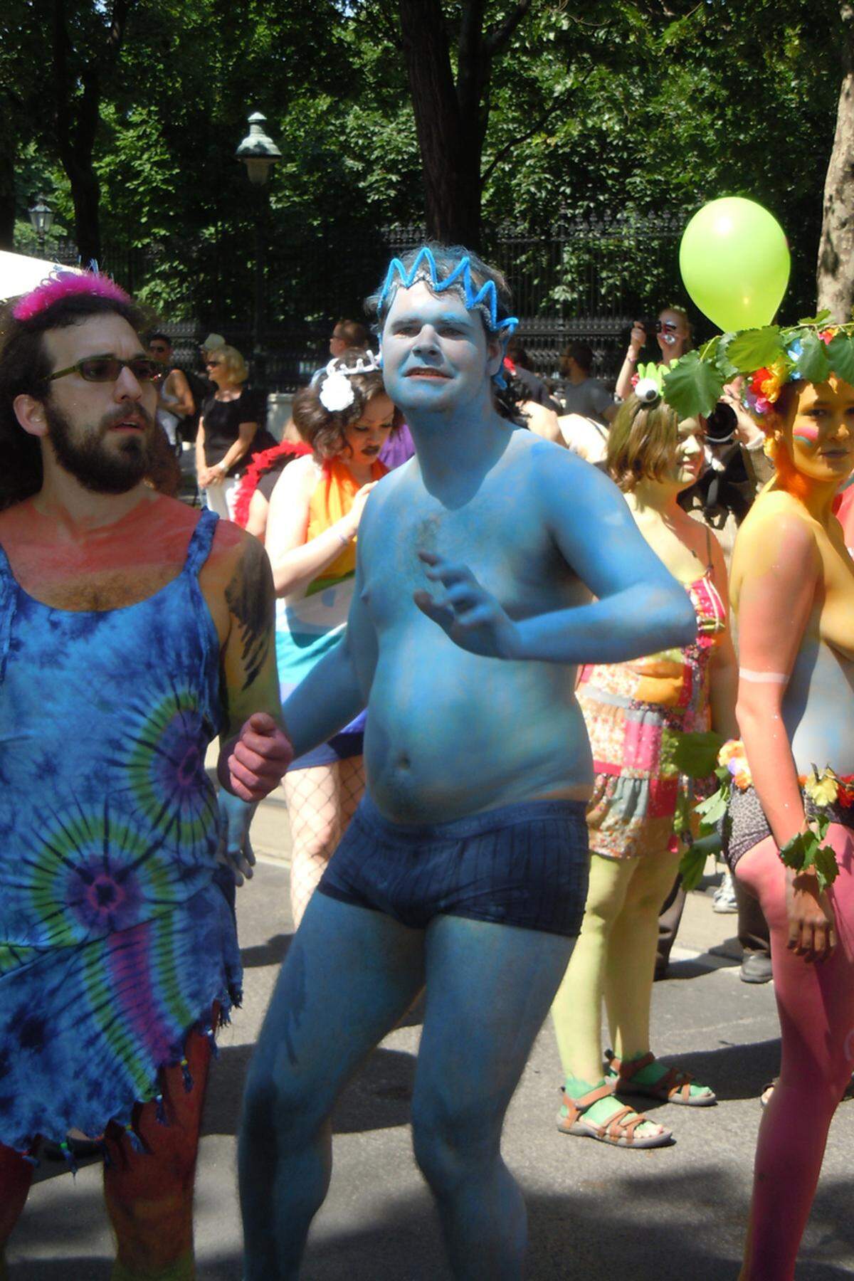 Dieses Jahr war Bodypainting sehr gefragt. Nicht nur die Pridegirls und Prideboys, die die Parade anführten, waren am ganzen Körper in Regenbogenfarben bemalt.
