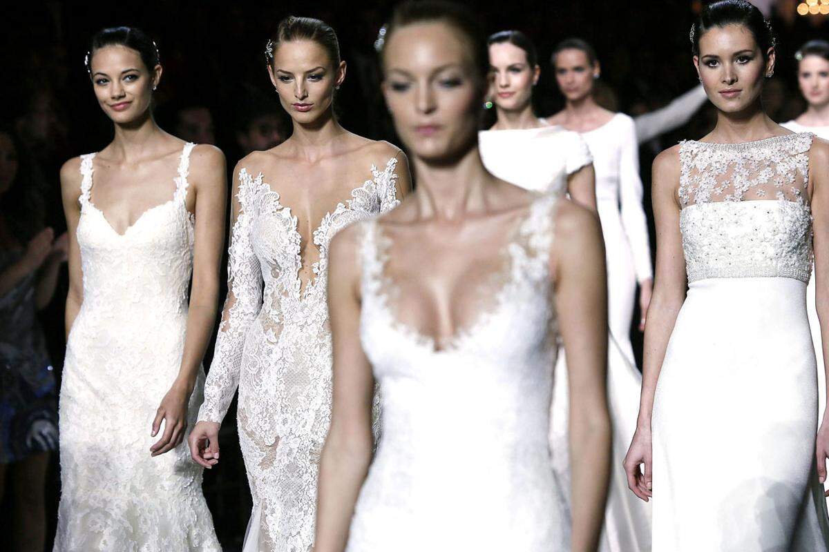 Weiß soweit das Auge reicht: Bei der Bridal Fashion Week in Barcelona wurden die neuesten Trends für werdende Bräute präsentiert. Spitze und Dekolleté darf es bei dem spanischen Label Pronovias sein.