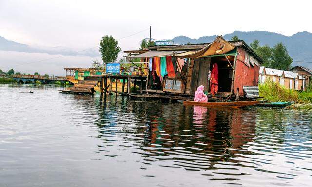 Wer die 890 Kilometer von Delhi über Jammu nach Srinagar nicht fliegen kann, weil die Tickets meist lang im Voraus ausverkauft sind, muss etwa 24 Stunden Fahrzeit im Bus veranschlagen.