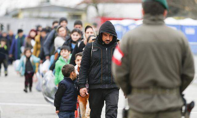 Wenn Flüchtlinge (am Bild Asylwerber im Jahr 2016 an der Grenze in Spielfeld) nach Österreich kommen, entscheidet als erstes das Bundesasylamt über sie.