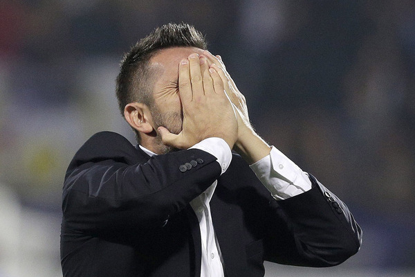 In der 70. Minute wollte Austria-Trainer Nenad Bjelica dann nicht mehr hinschauen.