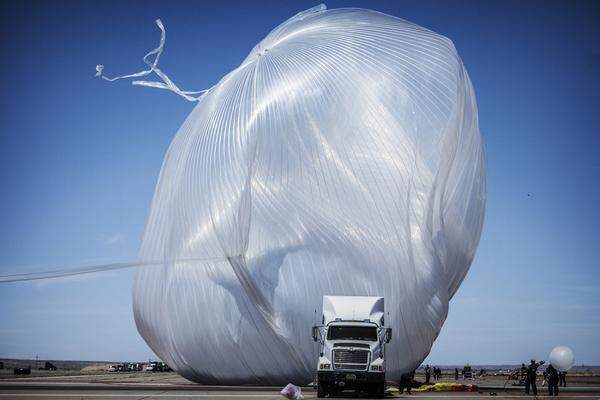 Zudem sei es der größte Ballon gewesen, den je ein Mensch gefahren hat (29.470.000 Kubikfuß, umgerechnet 834.497,16 Kubikmeter) und die höchste bemannte Ballonfahrt (39.068,5 Meter).