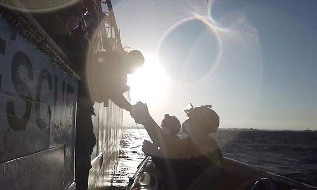 Archivbild von einer Rettungsaktion im Mittelmeer. Die NGO Mare Nostrum dokumentierte Gewaltfälle und Abdrängungen von Flüchtlingsbooten.
