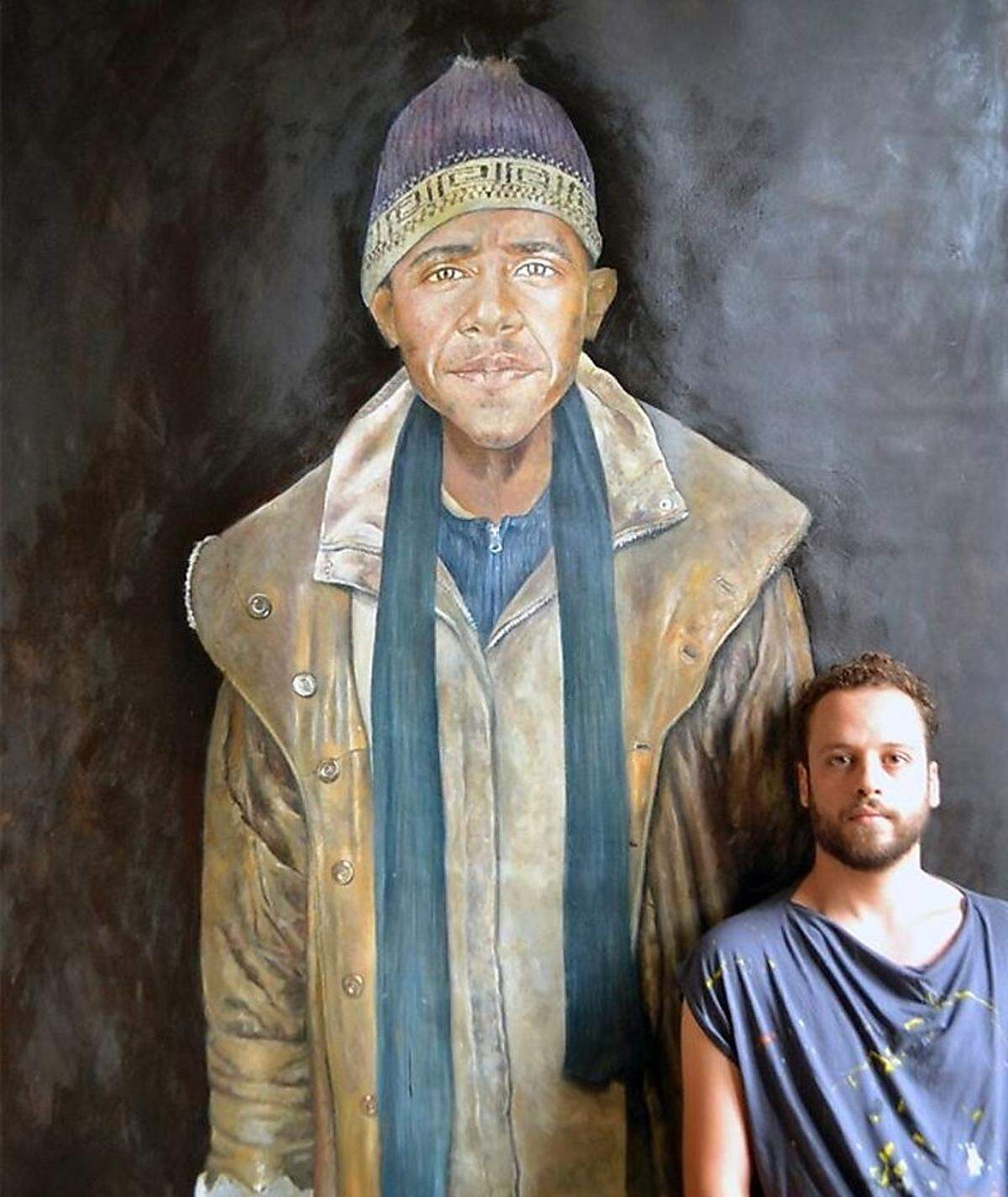 Wie die Mächtigen der Welt aussähen, wären sie arm, wären sie obdachlos, wären sie auf der Flucht: Der syrische Künstler Omari bringt seine Vorstellung davon auf die Leinwand. Hier: Omari vor seinem Porträt "Barack".