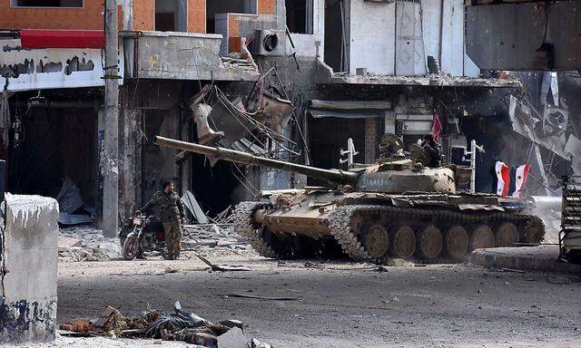 Syrische Regierungssoldaten in einem Panzer in Aleppo.