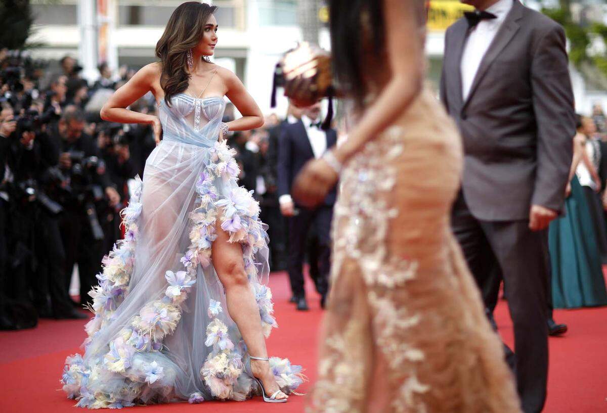 Araya A. Hargate (links) in einem Stück der Frühlingskollektion von Atelier Versace.