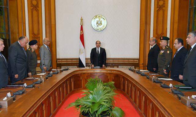 Ich, der Präsident und Feldmarschall. Ägyptens 1,66 Meter großer starker Mann Abdel Fatah al-Sisi im Kreise der Minister und Berater.