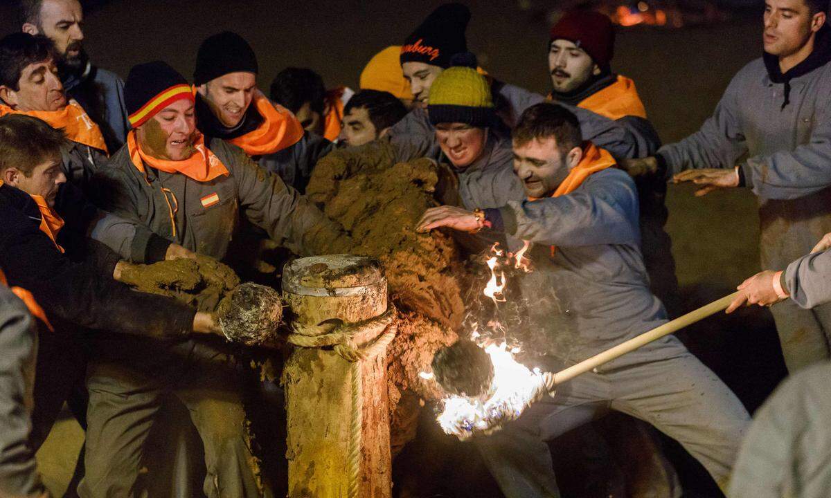 Am zweiten Novemberwochenende werden Pech- oder Teerklumpen auf einem mit Holz an die Hörner gebunden Aufsatz geklebt und angezündet.