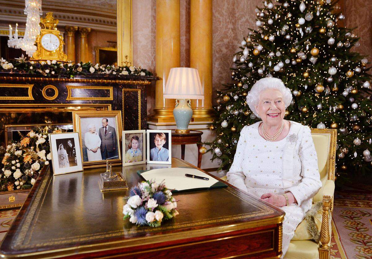 Ja. Und zwar aufgrund ihrer deutschen Abstammung bereits am 24. Dezember. Die Geschenke werden auf kleine Tischchen gelegt, zur "Teatime" werden sie dann überreicht, sobald Prinz Philip das Startsignal gibt. Queen Elizabeth schenkt jedem Familienmitglied ein Geschenk und händigt es auch persönlich aus.  