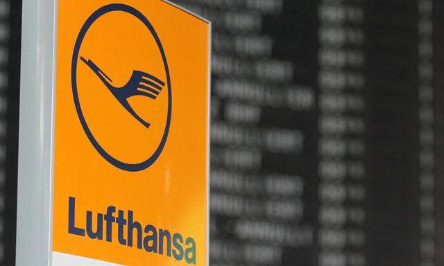 Streik der Lufthansa Piloten am Flughafen Frankfurt Hessen Deutschland Anzeigetafel mit gestriche