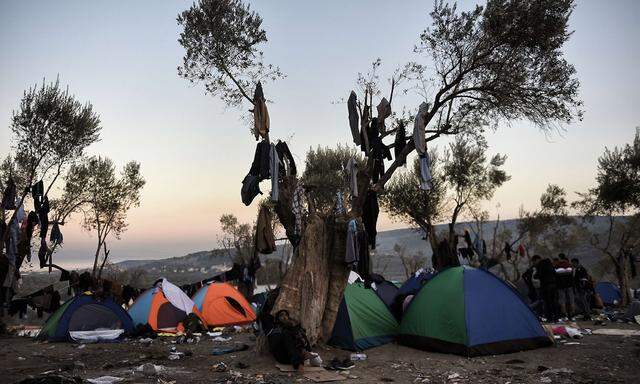 Außerhalb des Registrierungszentrums in Moria auf der Insel Lesbos hausen die Flüchtlinge in Zelten. Das Flüchtlingslager selbst ist überlastet.