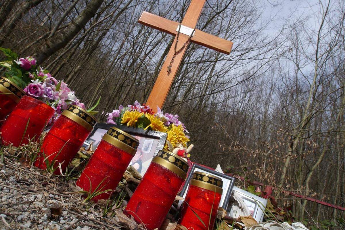 Erinnerungsmal für einen verunglückten Motorradfahrer auf dem Exelberg, Gemeinde Klosterneuburg.