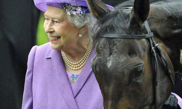 Queen Elizabeth mit ihrem siegreichen Pferd 