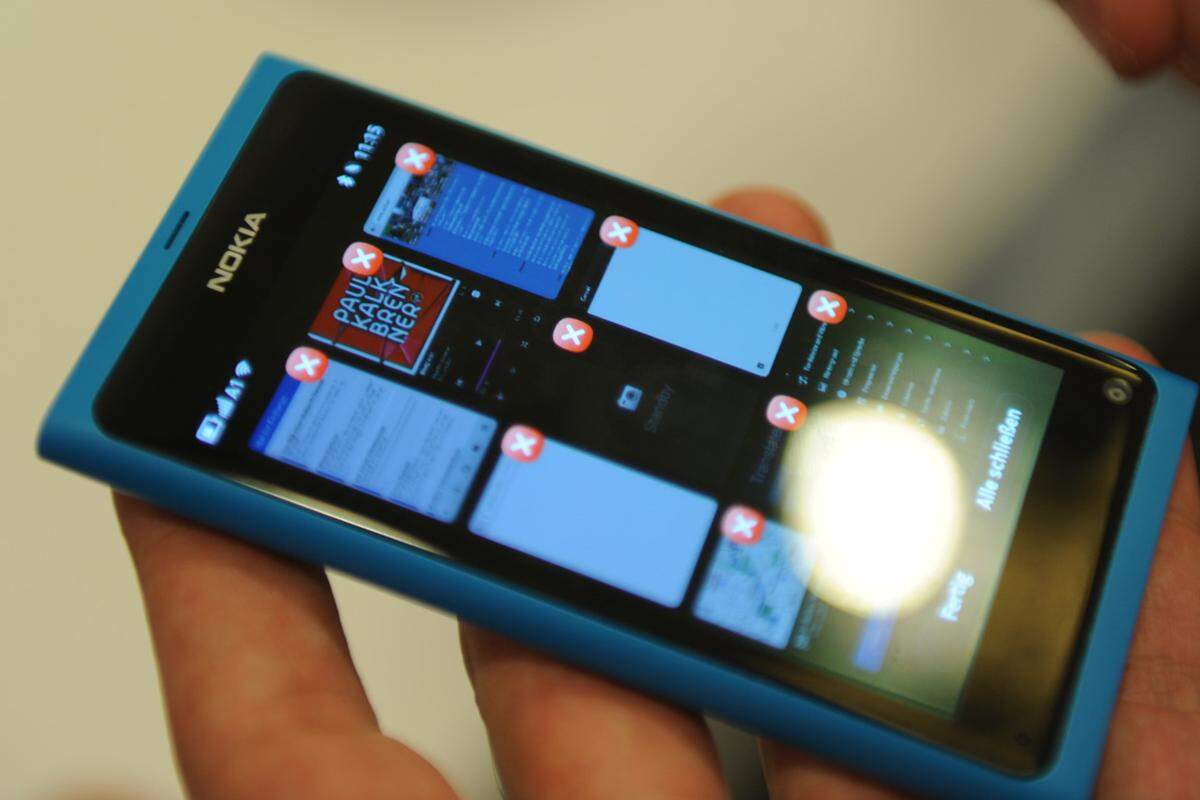Will man seine geöffneten Apps wieder schließen, funktioniert das nach demselben Prinzip wie bei anderen Herstellern: Länger draufdrücken und per rotweißem "X" schließen.