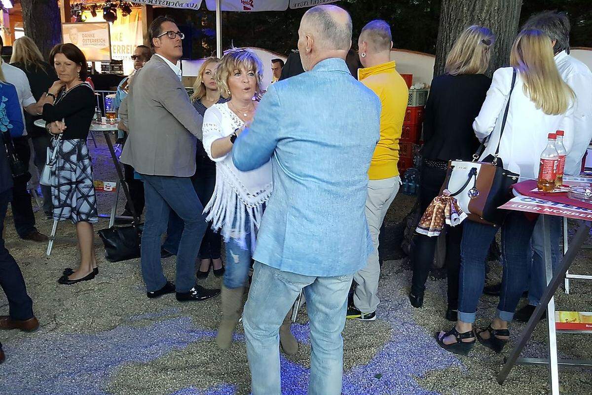 Viel mehr war da schon im "Alpendorf" im Prater los. John Otti sorgte mit "Immer wieder Österreich" und anderen Pop-Hits für Stimmung. Nach dem einen oder anderen Bier wagten Hofer-Anhänger ein Tänzchen.