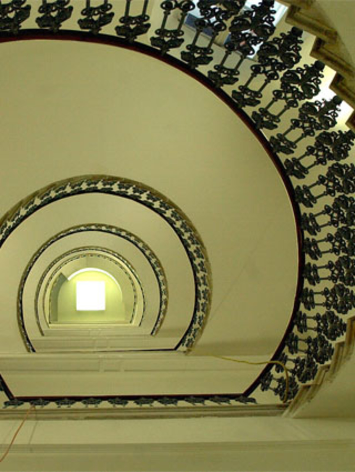 Die Strukturen der Weltwirtschaft haben sich weiterentwickelt. Auch die Auswirkungen der Krise auf den Euro-Raum werden oft überschätzt.  So rechnet Klaus Wellershoff, Chefvolkswirt der Schweizer Großbank UBS, mit eher geringen Folgen der Finanzkrise auf Europa.  Im Hinblick auf Deutschland sagte Wellershoff dem "Tagesspiegel": "Direkte Auswirkungen sind eher unwahrscheinlich."  Unterdessen ist Deutsche-Bank-Chef Josef Ackermann offenbar mit seinem Latein am Ende.