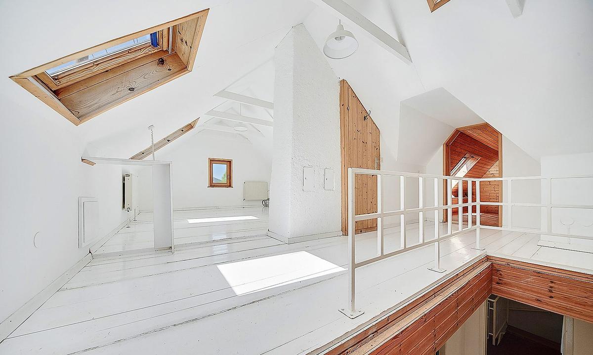 Dachgeschoß in Weiß: Landhaus am Attersee.