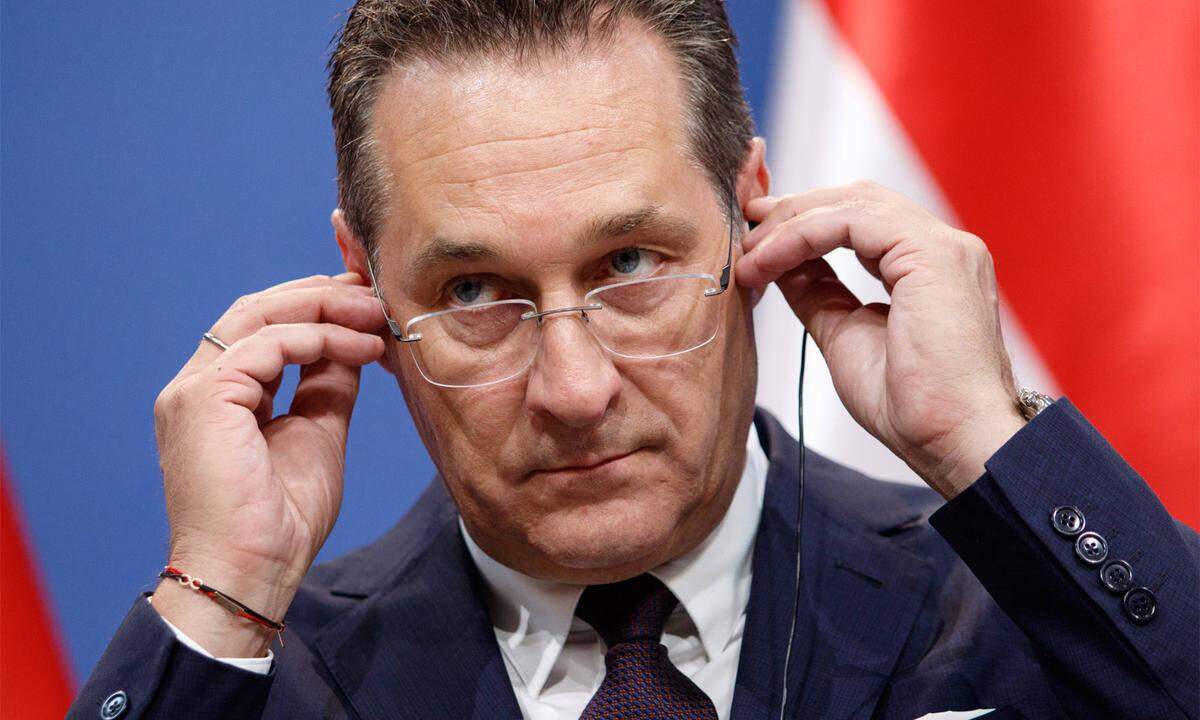 Ich war noch nackt, als die Polizei gekommen ist. Ich habe sie dann gebeten, noch etwas zu warten. Es war ein echter Schock, so etwas privat zu erleben." Heinz-Christian Strache hat die Polizei im Haus.