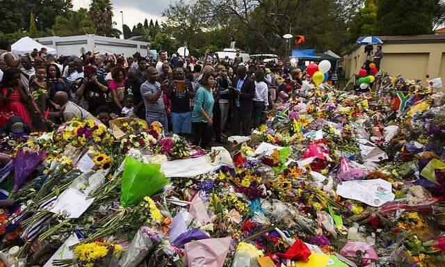 Ein Blumenmeer vor Nelson Mandelas Haus in Johannesburg