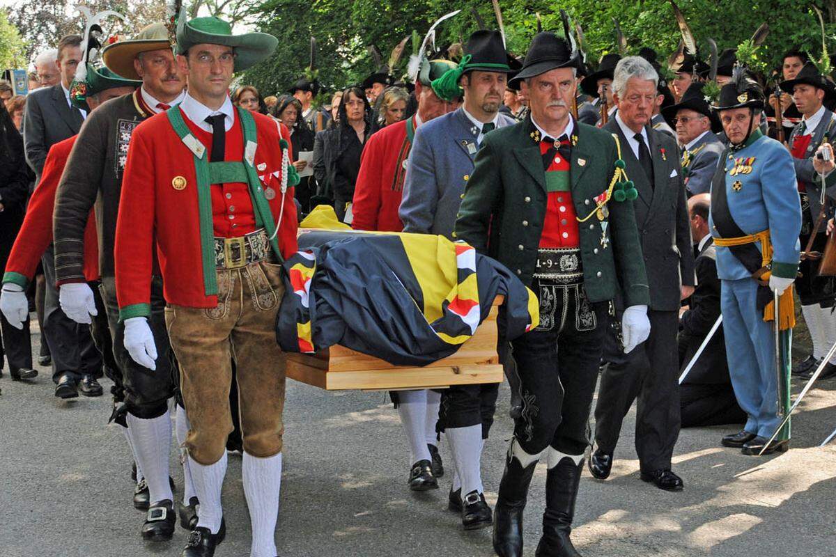 Zunächst wurde der Leichnam des verstorbenen Kaisersohnes von 5. bis 9. Juli in der Kirche St. Ulrich im bayerischen Pöcking am Starnberger See aufgebahrt.Nach dem Requiem wurde der Sarg von Pöckinger Vereinsmitgliedern getragen.