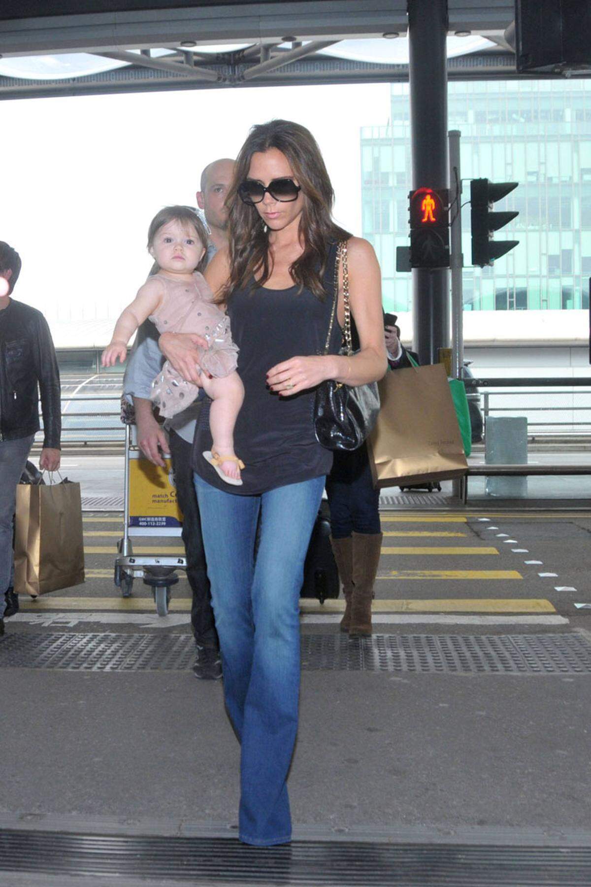 Victoria Beckham macht den Flughafen zum Laufsteg.