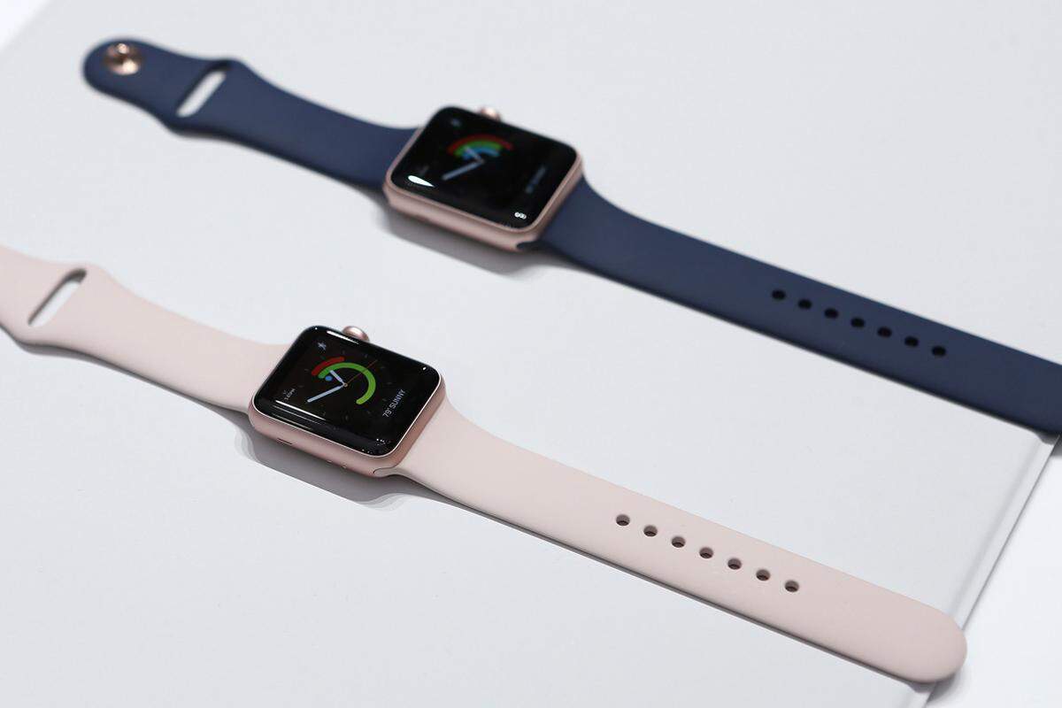 Die Apple Watch Series 2 ist gegenüber vom Vorgänger äußerlich nicht zu unterscheiden, aber hat dennoch deutliche Vorteile. Die Uhr ist nämlich wasserdicht. Tauchgänge von bis zu 50 Metern sind für die Uhr kein Problem. Der Lautsprecher wurde entsprechend angepasst, dass er das Wasser einfach wieder ausspuckt. Und da es naheliegt, gibt es jetzt speziell für die Apple Watch Series 2 auch eine Schwimm-App. Ob sie mit Konkurrenzmodellen, die speziell auf diese Nutzung ausgelegt sind, mithalten wird können, wird "Die Presse" nach Erhalt eines Testsamples ausführlich testen.