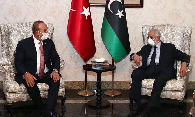 Ein Bild, das vom türkischen Außenministerium zur Verfügung gestellt wurde: Der türkische Minister Mevlut Cavusogle war am 17. Juni zu Besuch bei seinem lybischen Amtskollegen Taha Siala.