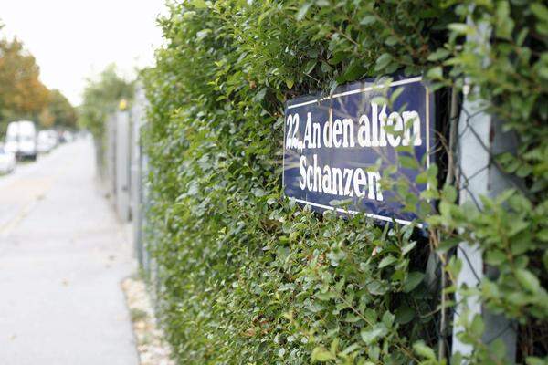 Für historisch Interessierte sei erwähnt, dass der Name der Station sich von der gleichnamigen Straße ableitet, die wiederum an die Befestigungsanlagen (Schanzen) erinnert, die vor der Schlacht von Aspern 1809 als Verteidigung gegen Napoleons Truppen errichtet worden waren. Zu sehen sind die Schanzen aber nicht mehr.