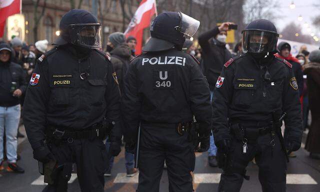 1400 Polizisten waren vorigen Samstag bei der Corona-Demo in Wien im Einsatz. Auch in anderen Bundesländern fanden Protestkundgebungen gegen die Corona-Maßnahmen statt.