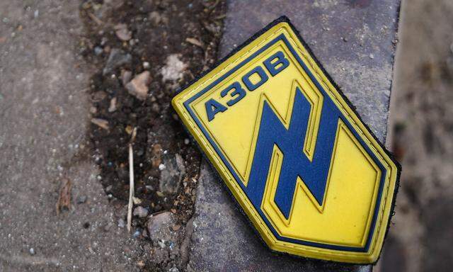 Im Abzeichen des Azow-Bataillons ist eine blaue Wolfsangel zu sehen - ein historisch vorbelastetes Symbol.