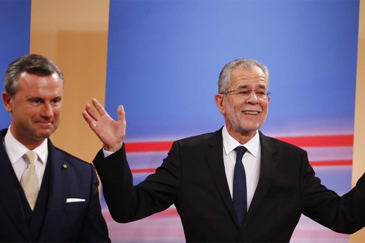 Auch wenn die Bundespräsidentschaftswahl ihre unrühmlichen Kapitel hatte (>> siehe "Warum wir uns an 2016 nicht erinnern wollen") – ein Aspekt ist es jedenfalls wert, im kollektiven Gedächtnis zu verbleiben: Mit 74,2 Prozent war die Beteiligung bei der Wiederholung der Stichwahl zwischen Alexander Van der Bellen und Norbert Hofer so hoch wie seit der Jahrtausendwende nicht mehr. 74,40 Prozent hatten 1998 ihre Stimme abgegeben, als Thomas Klestil zum zweiten Mal antrat. Dabei wurde allgemein erwartet, dass beim dritten Hofburg-Urnengang 2016 (der noch dazu mitten in den Advent fiel) das Interesse deutlich sinken werde. Doch von Wahlmüdigkeit keine Spur – nach 68,50 Prozent im April und 72,65 Prozent im Mai stieg die Beteiligung sogar noch weiter an. Dafür gab es für die Österreicher auch prompt ein Lob in der ersten Rede des designierten Präsidenten Van der Bellen.