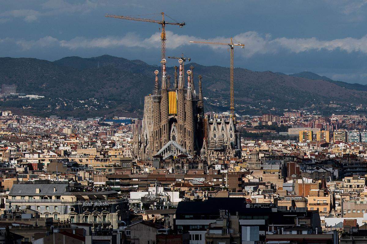 Lange Schlangen an Touristen stehen vor der Kirche, gehört sie doch zu einem Barcelona-Besuch dazu. Die von Antoni Gaudi im Stil der Modernisme entworfene Kirche soll 2026 fertiggestellt werden.