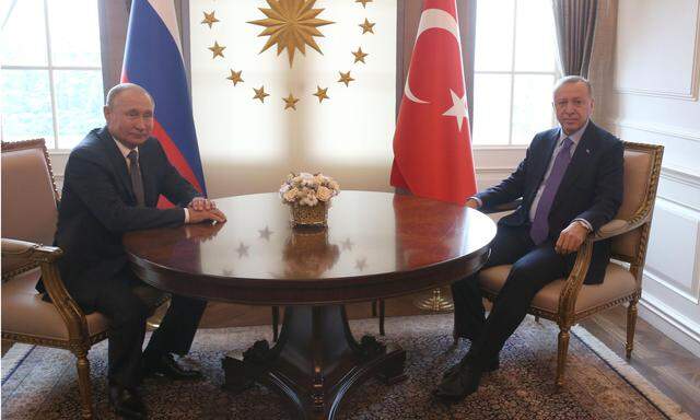 Turkish President Recep Tayyip Erdogan right with Russia s President Vladimir Putin prior to their