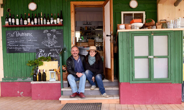 Martin Strobl und Věra Vyškovsky vom Weinhandwerk.