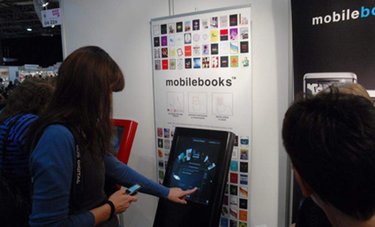 Eine weitere Neuheit ist das "mobile Buch". Die Firma "blackbetty mobilmedia" zeigt ihr Konzept für das digitale Buch auf dem Handy. Messbesucher können sich auf dem Stand der Firma direkt Bücher auf ihr Handy laden.Auch diese Neuheit hat sich DiePresse.com etwas näher angesehen. Einen Kurzbericht gibt es hier.