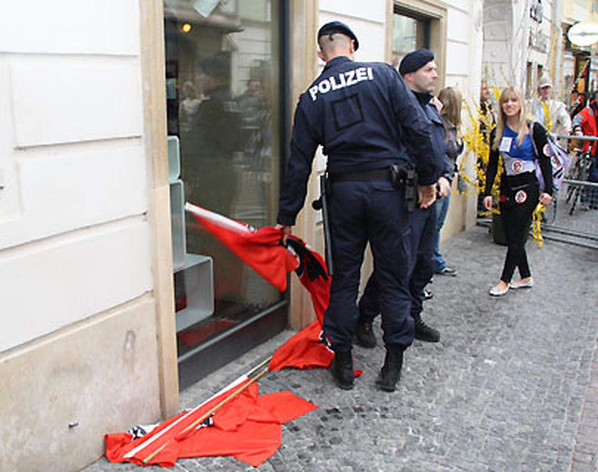 Beide Veranstaltungen verlaufen friedlich. Die Polizei sammelt lediglich ein paar Fahnen jener Rosenkranz-Gegner ein, die direkt an der Absperrung demonstrieren.