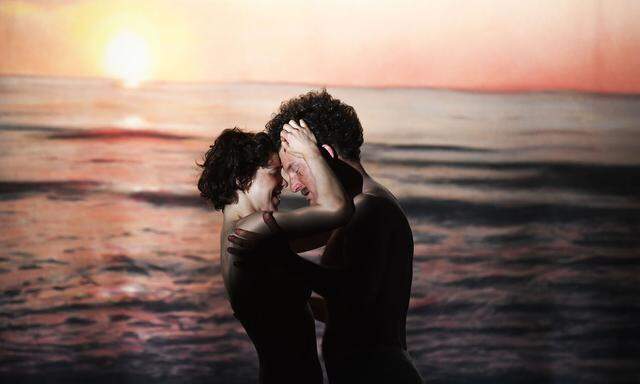 „Galápagos“: FKK und Sex on the Beach im Sonnenuntergang, doch das Idyll ist trügerisch für Eva Mayer (Dore) und Friedrich (Raphael von Bargen).