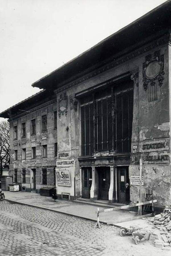 Im Jahr 1957 wurde auf der Überdeckung des Bahnhofs das "AEZ" errichtet, eines der ersten Einkaufszentren Wiens. Dem Namensgeber der Station ging es aber an den Kragen: Das Hauptzollamt wurde rund um das Jahr 1960 abgerissen. Mit der Eröffnung der Schnellbahn im Jahr 1962 hieß die Station fortan "Landstraße".