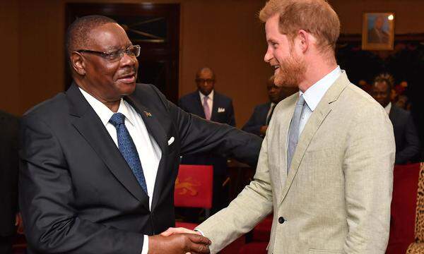 Nach dem Besuch der Schule traf Prinz Harry mit Präsident Peter Mutharika zusammen, bevor er am Abend zu einem Empfang in der britischen Botschaft erwartet wurde.