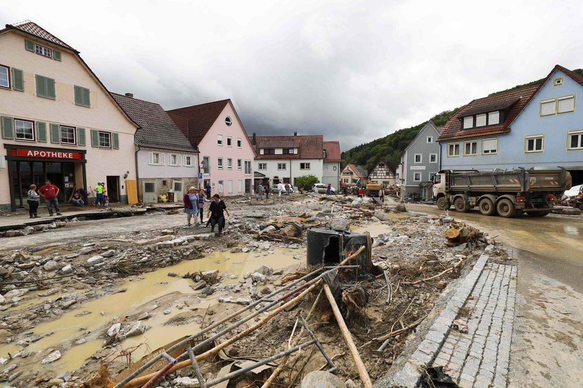 Die 900 Bewohner des Ortes mussten miterleben, wie die kleinen Bäche immer mehr anschwollen und schließlich über die Ufer traten.