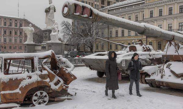 In Kiew ausgestellte russische Militärfahrzeuge, die zerstört wurden.