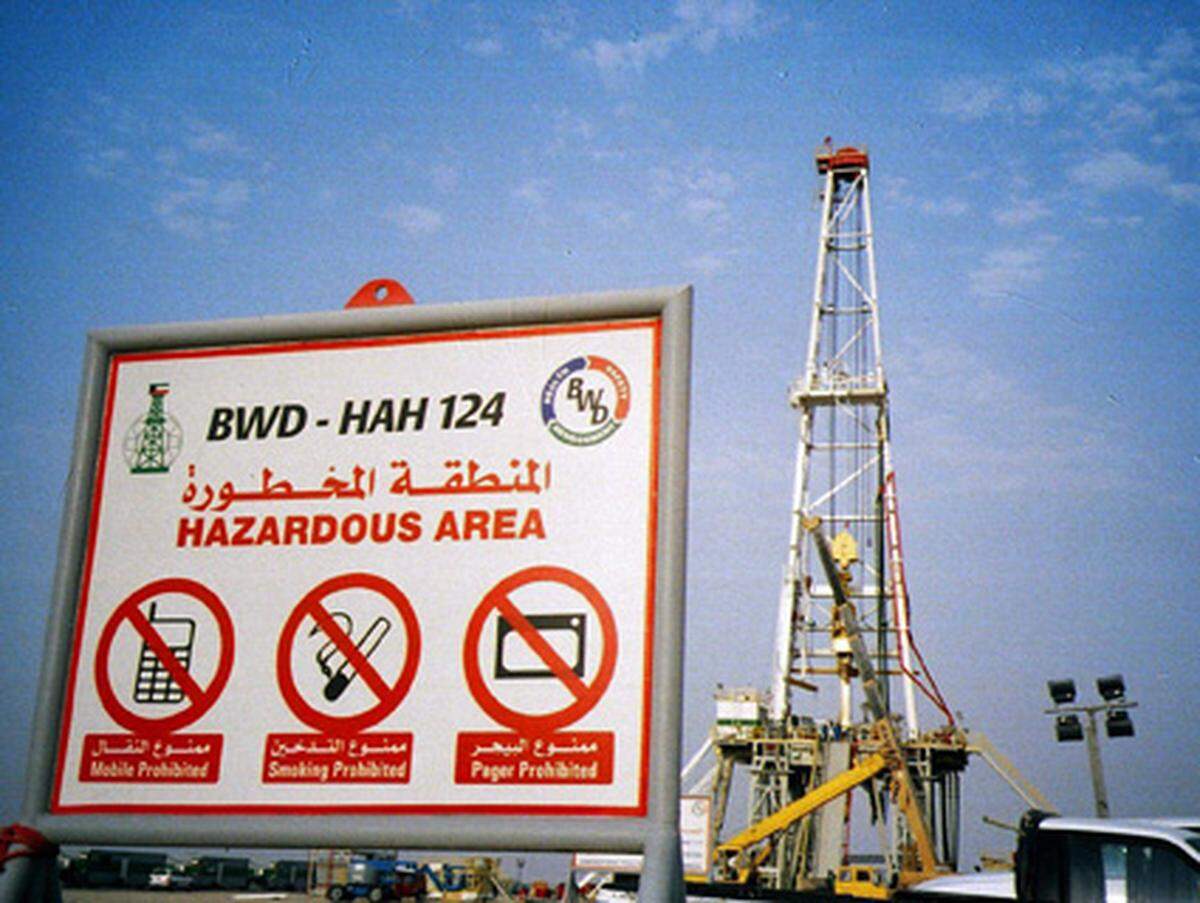 Alles beginnt im Boden, wo sich das Erdöl in Jahrtausenden gebildet hat. Zum Beispiel in einem der größten bekannten Ölfelder der Welt in Burgan, Kuwait.  Das Barrel (159 Liter) kostet hier noch weniger als einen US-Dollar.