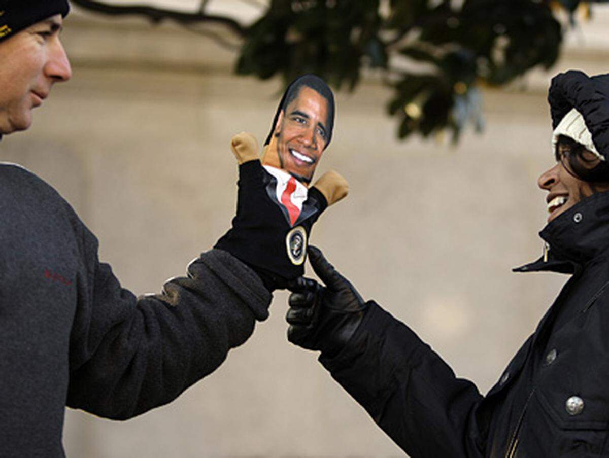 Obama-Puppen gibt es in allen Größen und Formen, zum Beispiel als Handpuppe. Der Puppendesigner Jason Feinberg hat den neuen Präsidenten als Actionfigur gestaltet, unter anderem in einem goldenen Anzug, "für die Inaugurationsbälle".