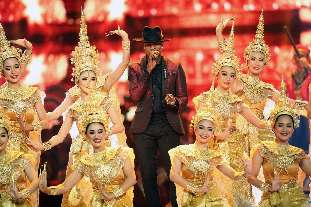 Trommler in traditionellen Thai-Kostümen gaben den Rhythmus vor, und Frauen in goldenem Outfit präsentierten Thai-Tänze.